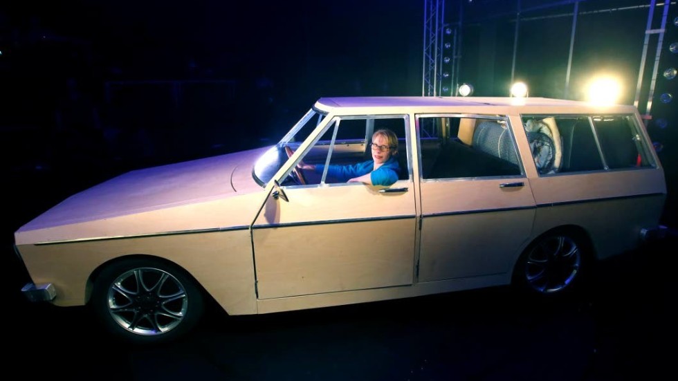 Lådbil. En fullstor Volvo 145 i trä spelar huvudrollen i "Pappas bil". Ung scen/östs konstnärliga ledare AnnaLina Hertzberg styr.