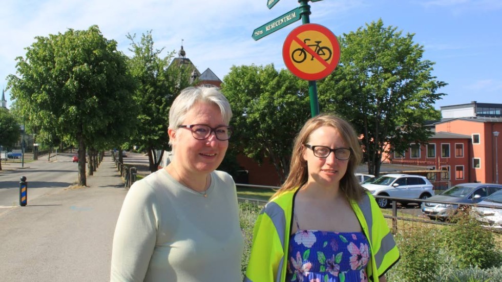 "Man cyklar nog av tradition, eftersom det var cykelbana här förr", tror Jannika Larsson, Trafiksäkerhetsrådet och trafikingenjör Maria Åkerö.