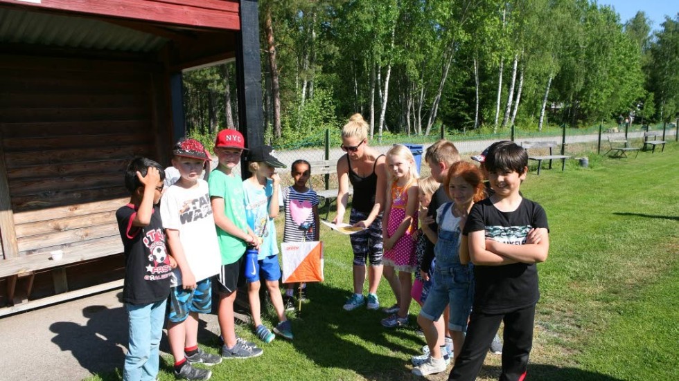 Läraren Sanja Söderholm gick med klass 1 runt banan på fotbollsplanen. Sedan ville eleverna springa själva och stämpla på de fem kontrollerna.