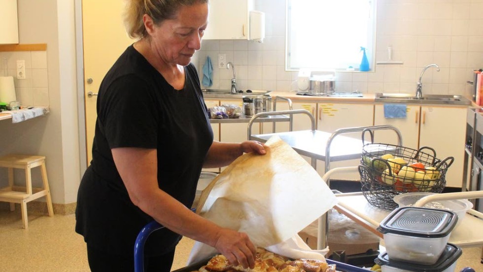 I två år har Nemat El-Bechlaoui arbetat på Fröken Floras förskola. Eftermiddarna jobbar hon i köket och resultatet den här dagen var nybakta äppelmuffins.