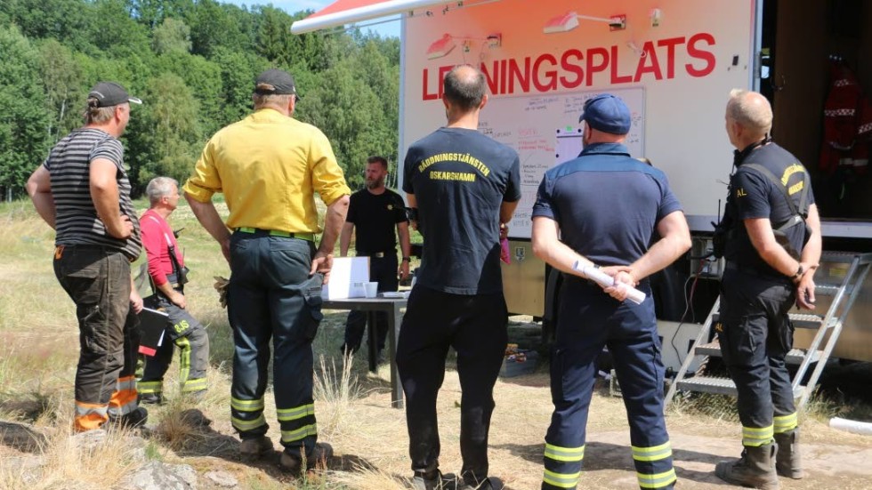 Johan Woxö har genomgång med brandmän, personal från hemvärnet och SITS; Snabba insatsteam skogsbrand.