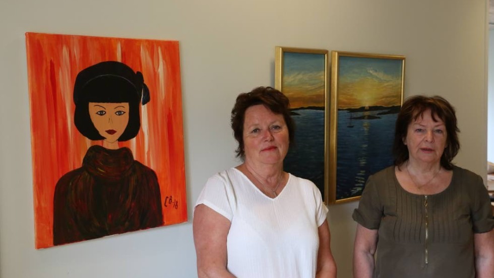 Christina Bergh och Solveig Andersson stäler ut sina målningar på Skeppet i Målilla under Konst- och kulturveckan.