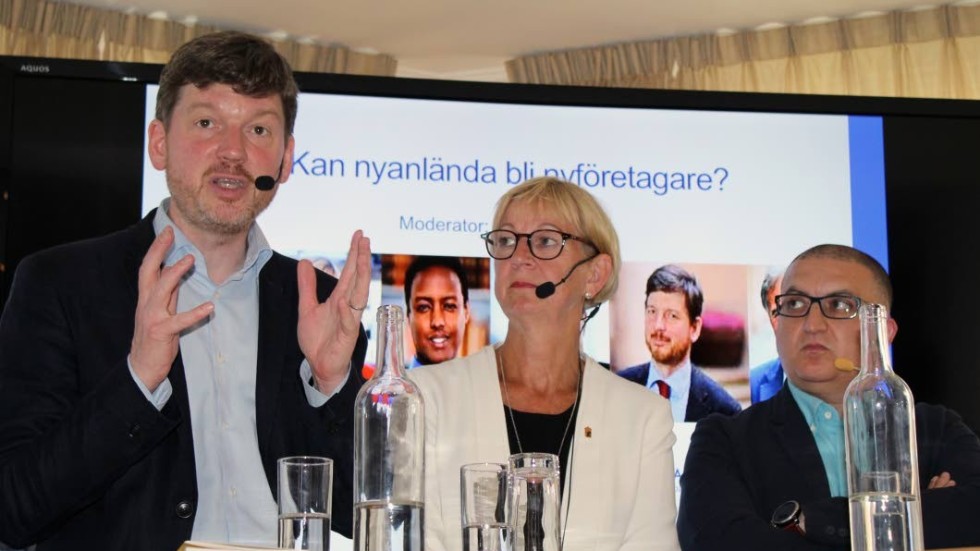 Martin Ådahl, Centerns chefsekonom, påpekar att Sverige behöver tänka helt nytt för hjälpa nyanlända som vill starta eget företag. Sörmlands landshövding Liselotte Hagberg och Albert Haskour, rådgivare på NyföretagarCentrum i Ludvika
