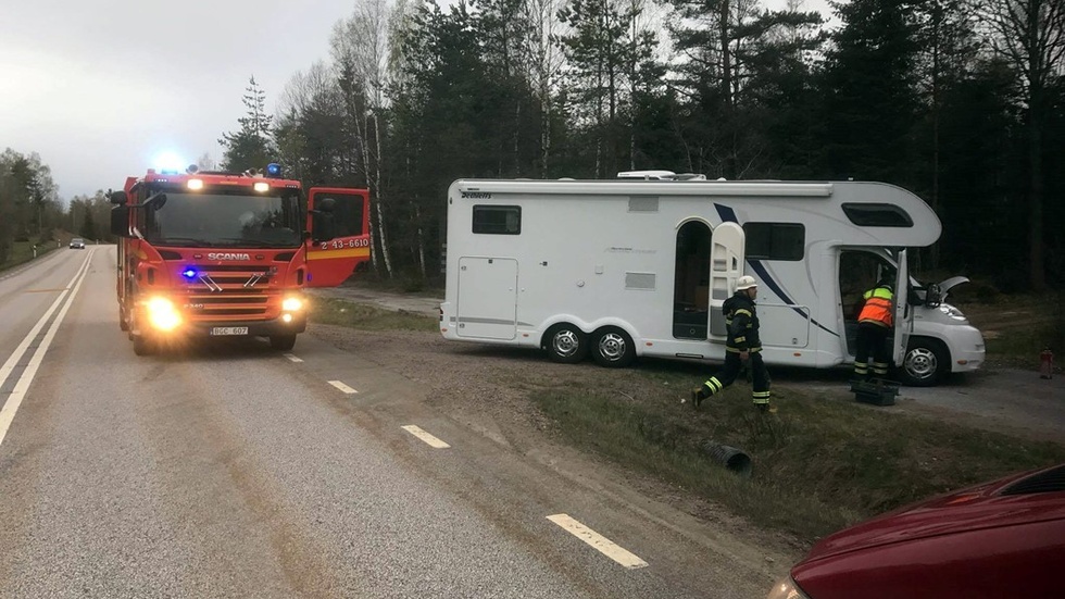 Räddningstjänsten kontrollerar husbilen som drabbats av ett elfel.