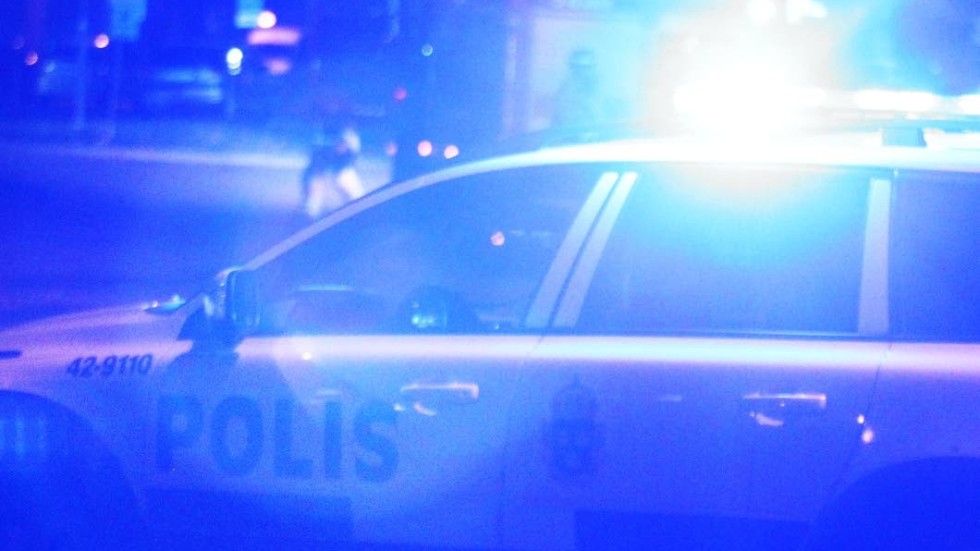 Polis hittade en påverkad man som försökte stoppa bilar på riksväg 40 i Bruzaholm mitt i natten.