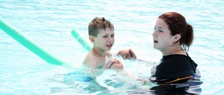 Gabriel blir vän med vattnet på simskolan