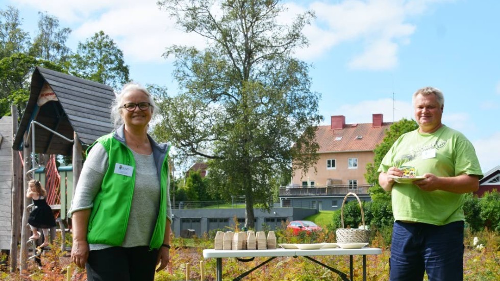 Elisabeth Jörgensen, stadsträgårdsmästare, och Ola Johansson, odlingsintresserad, hjälpte barnen att plantera blommor under lördagens invigning.