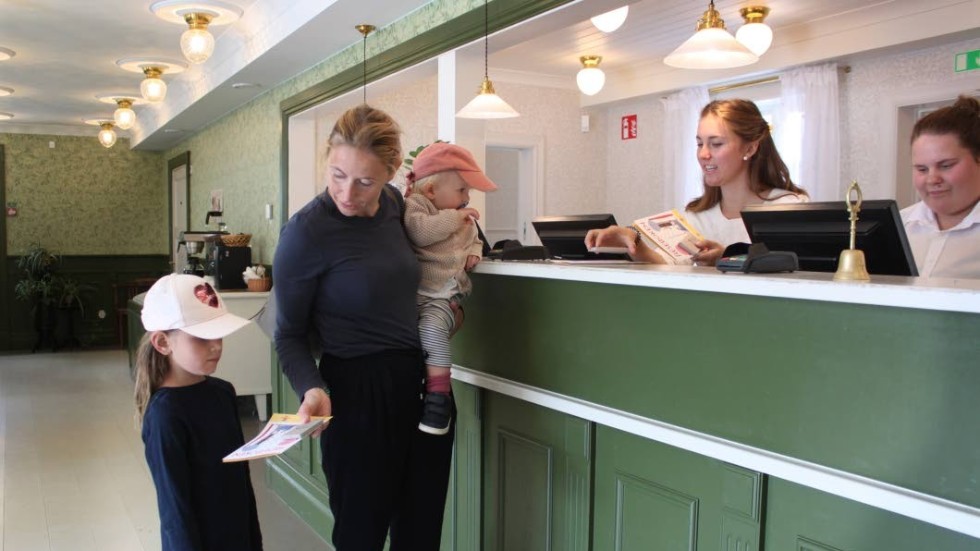 Frida Bunner och barnen Lottie, ett och ett halvt och Ebba, 6 år, kommer från Luxemburg för att turista i Vimmerby. Här checkar de ut från boendet i ALV, där teamledare Emelie Johansson och gäsboendevärd Jana Rosell utvärderar vistelsen.