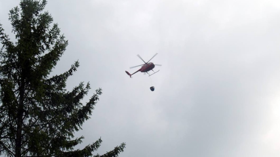 *** Local Caption *** @BI:Även under branden vid Årteryd fick en privat helikopter rekvireras för vattenbombning eftersom den statliga vertolhelikoptern också släckte vid Finspång. Från nästa år blir det bara privata helikoptrar. Foto: Jan Björkegren