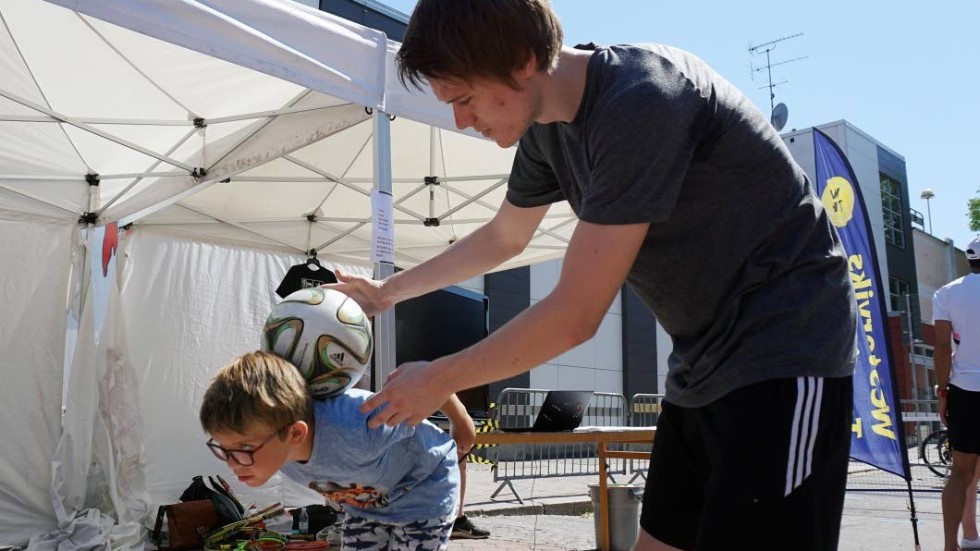 Melvin Koutsouridakis får en lektion i fotbollsfreestyle av Emil Källdoff.