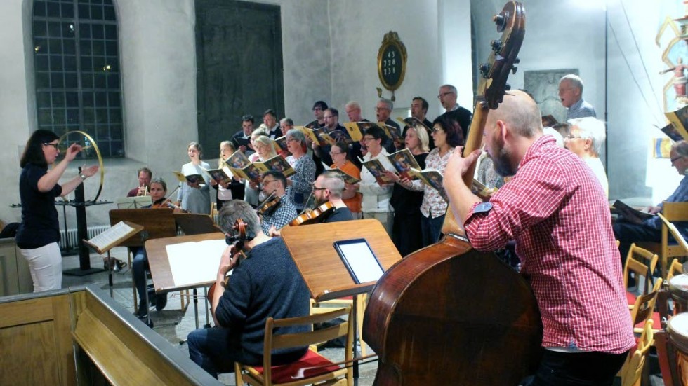 JUBELMUSIK. Musiklärare från Kulturskolan i Motala och Motettkören repeterar "Festmusik", nyskrivet kyrkoverk som anknyter till reformationens 500-årsjubileum.