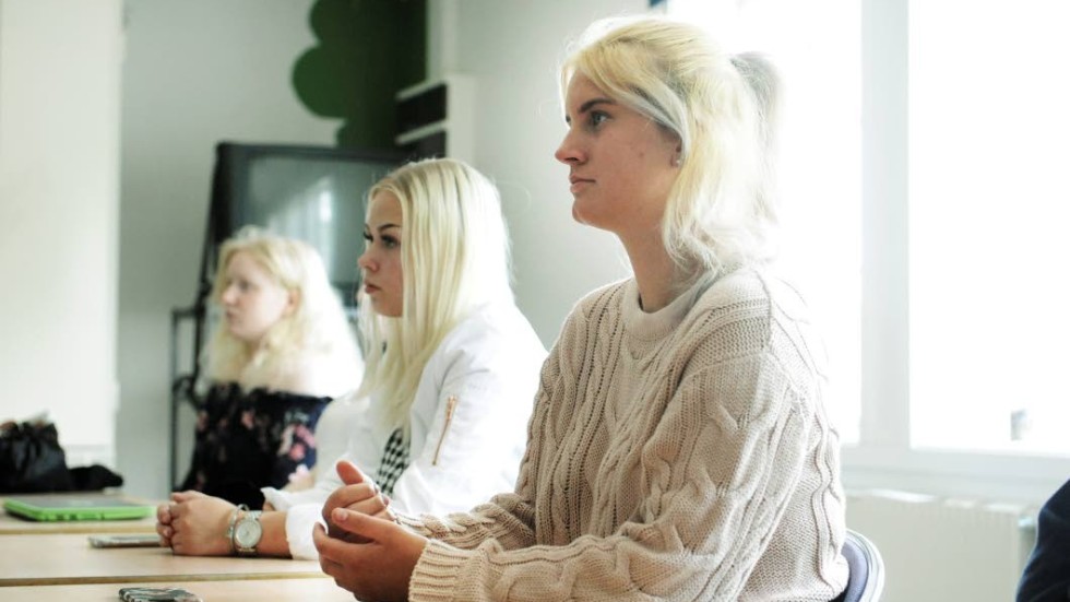 Emelie Diener, Hanna Andersson och Lovisa Mählkvist läser hundkunskap.
