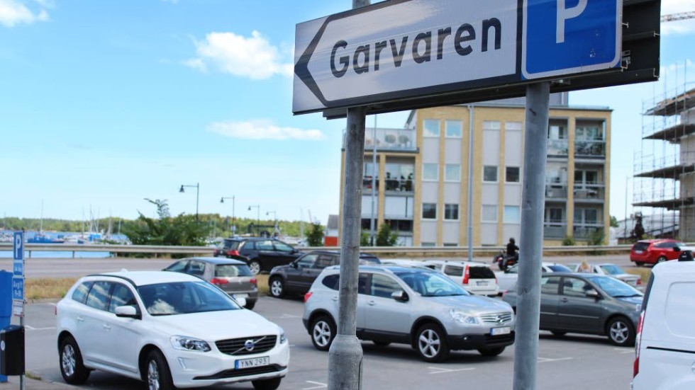 Parkeringsplatsen Garvaren i Västervik är välfylld vintertid, men när den är avgiftsbelagd finns det gott om platser.