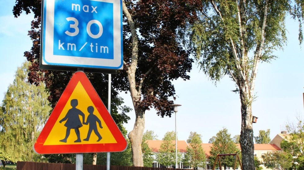 Utanför Breviksskolan i Västervik informerar skyltar om att det finns barn i närheten. Bilisterna uppmanas också att sänka hastigheten och på vägen finns även farthinder.
