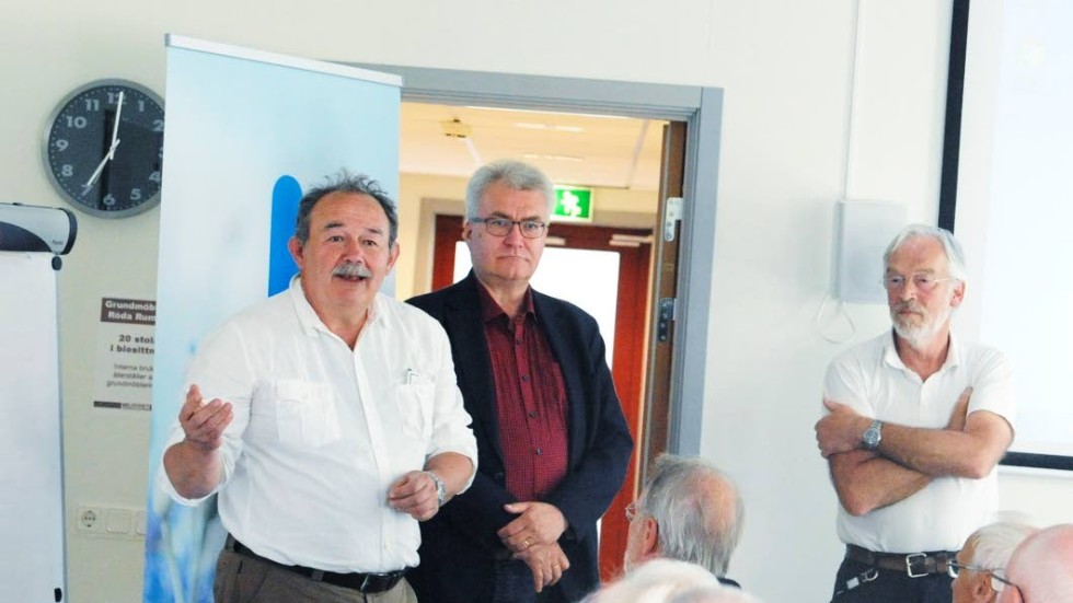 Kirurgen Mehmet Gözen deltog i Liberalernas offenliga möte i Västervik på måndagen. Liberalerna Göran Nilsson och Åke Aldman.