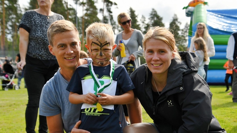 Olle, ett av de deltagande barnen på motionsloppet. här tillsammans med föräldrarna Hanna Ericsson och Erik Petersson.