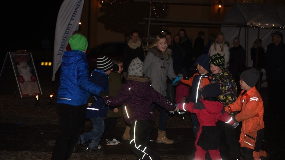 Mathilda Lindström startade en spontan ringdans med barnen på torget.