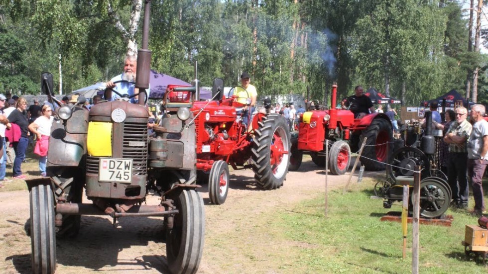 Ett 25-tal traktorer av olika modeller ställde upp i traktorparaden, som gick genom hembygdsparken.
