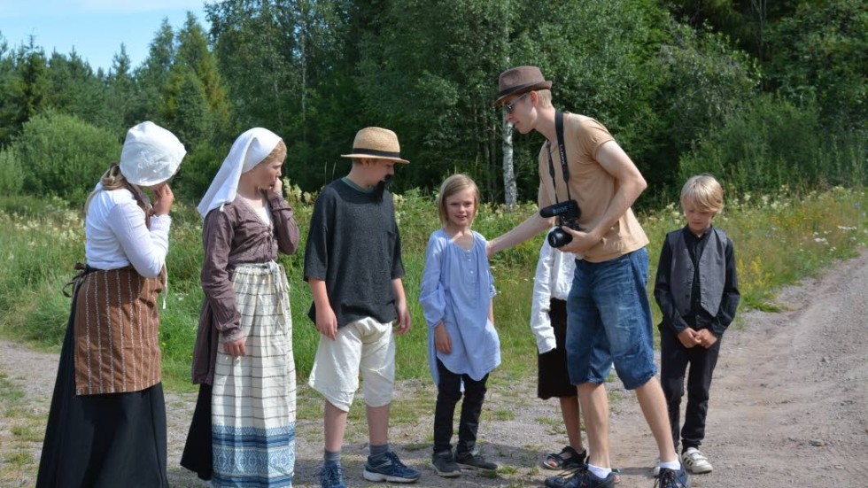 Första scenen ska filmas och Albin Hallingfors visar hur barnen ska stå. Han har studerat film på folkhögskola och vet vilka vinklar som blir bäst på filmduken.
