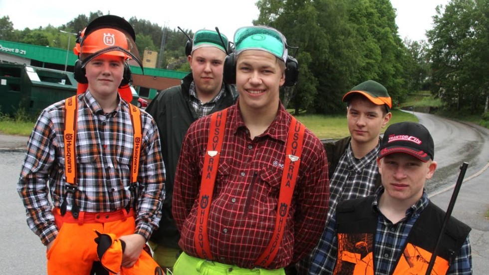 Arvid Karlsson, Gustav Sundeborn, Joel Wall, Arvid Falebrant och Oscar Edestedt kom till maskeraden direkt från skogsarbetet.
