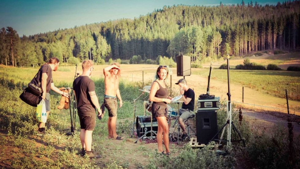 Paret Zara Rydman och Albin Forsell har arrangerat musikfestivalen Skogsrårocken två gånger tidigare. Den 27:e juli är det dags igen.