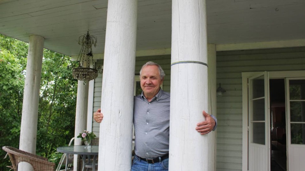 Bo ville ha pampiga pelare när verandan anlades. Det fick bli telefonstolpar, en för varje månad. Här mellan juni och juli.