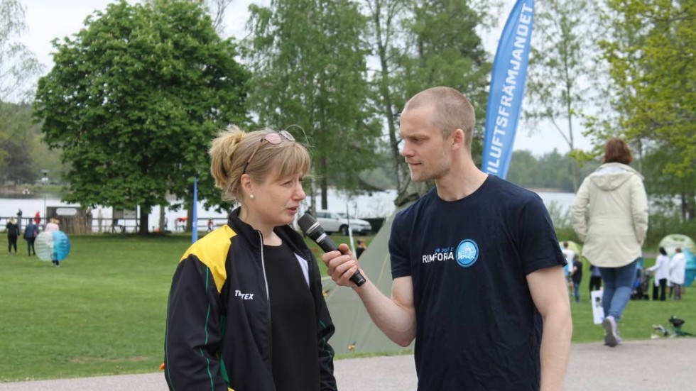 Joakim Thörnberg intervjuer Anna Kullberg, ordförande i Björkfors GoIF, som var på plats på mässan och arrangerade en miniorienteringstävling.