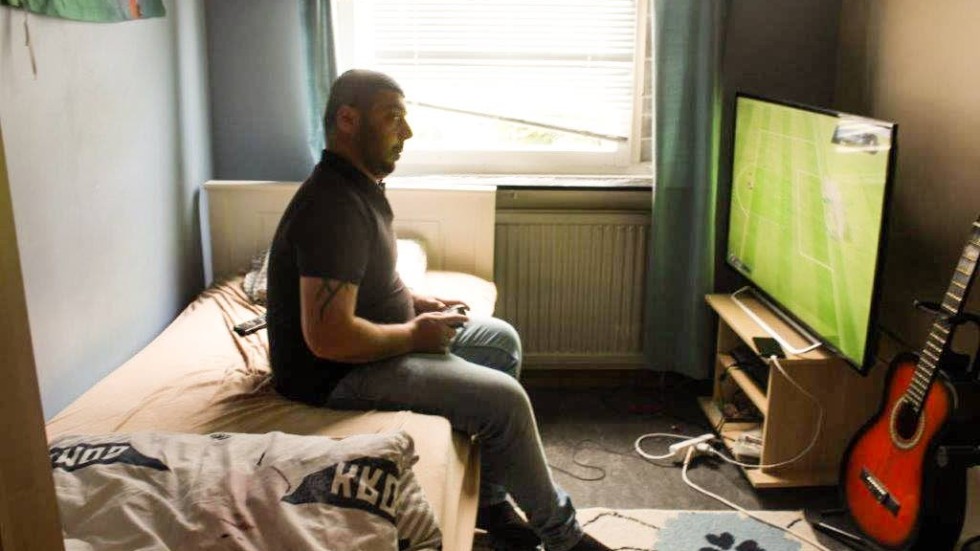 Hamas sjukdom gör att han drar sig undan. Sitter mest på sitt rum i lägenheten och spelar tv-spel – fotboll.