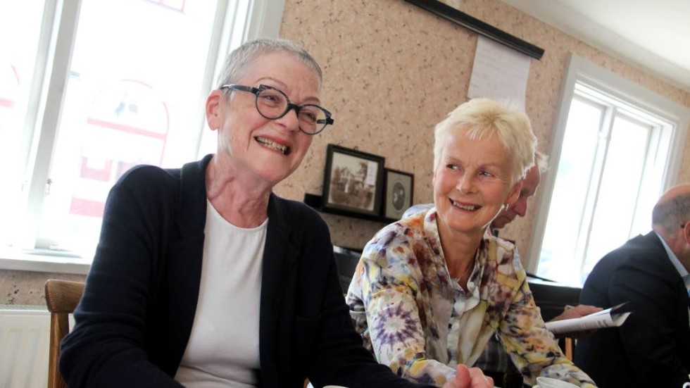 Bokförläggaren Eva Bonnier lyssnade till de dokumenterade historierna på Kisa emigrantmuseum tillsammans med den före detta landshövdingen Elisabeth Nilsson.