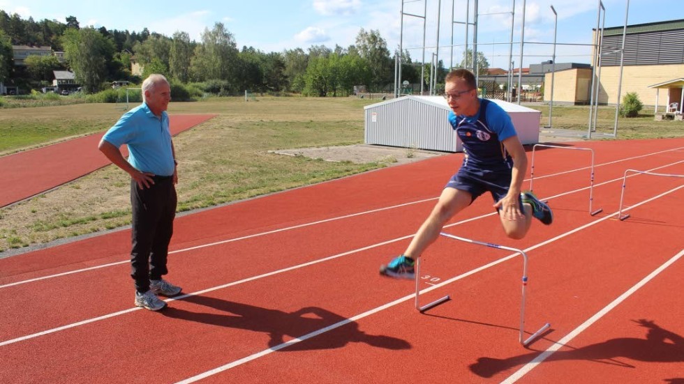 Tristan Dettke testar häcklöpning med övereende av Åke Edelborg