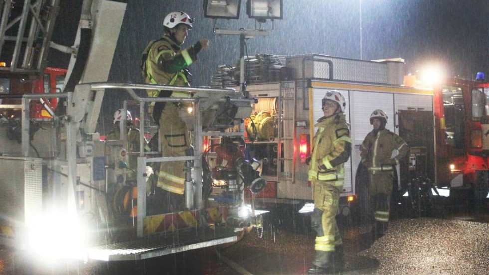 Brandmän lyftes upp på taket, för att såga upp ett hål och bekämpa branden utifrån.