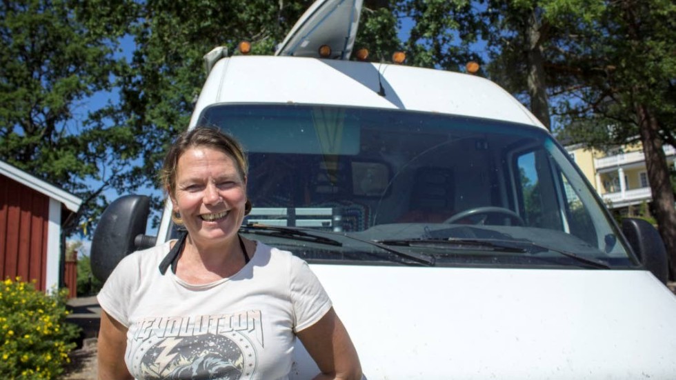 "Jag har aldrig varit så nära naturen som nu", säger yogaläraren och äventyraren Linnea Jensen som flyttat ut i bilen.