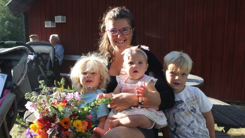 Elvabarnsmamman Pernilla Adolfsson uppmuntrades för sin förmåga att sprida positivitet och framtidstro. För det utsågs hon till Årets Mörlundabo. På bilden tre av barnen: Harry, Wictor och Svea