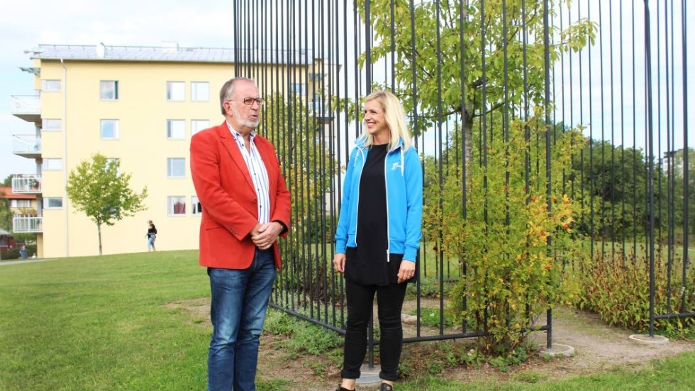Jan Österlind (S) och Mia Powalko vid skulpturen Odlingsboet som finns i Berga. I bakgrunden ett av de nyare husen som Stångåstaden byggt.