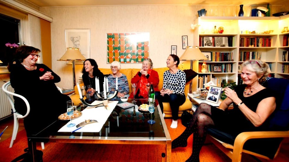 ”Vi är ju fröknar allihop”, Christina Höckerbo-Kennberg, Inger Thente-Hultberg, Ingrid Spångberg, Agnetha Eriksson Lindh, Kerstin Sund och Margareta Lundgren träffades när alla jobbade som lärare.