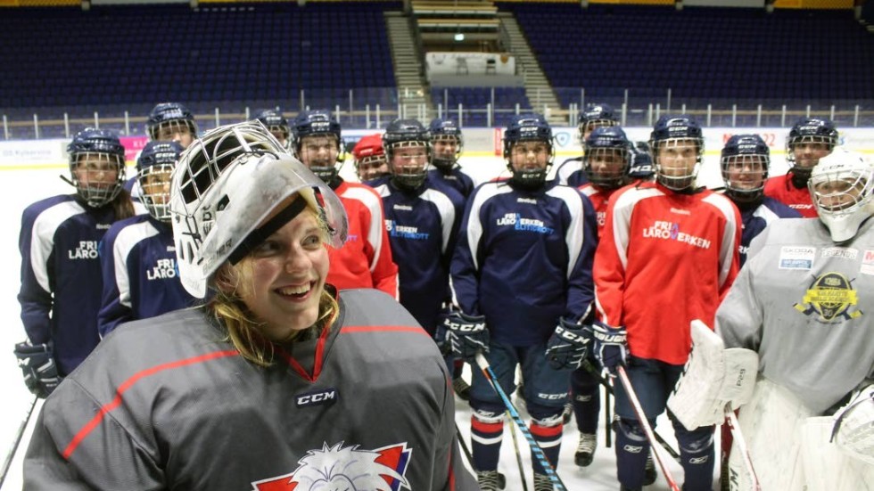 Rebecca Candevi fick jobba hårt mellan stolparna när hon testade att vara ishockeymålvakt i Linköpings HC. Det är tredje avsnittet i Östgöta medias videoserie.
