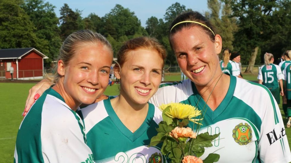 Tilda Föghner, Laura Solterbeck och Caroline Phalén i HFK – som nu kvalar till division två.