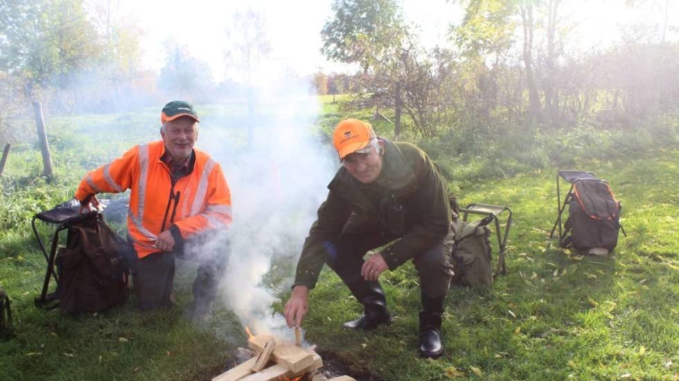 Bo Andersson och Karl Jakobsson skötte eldarna för grillningen