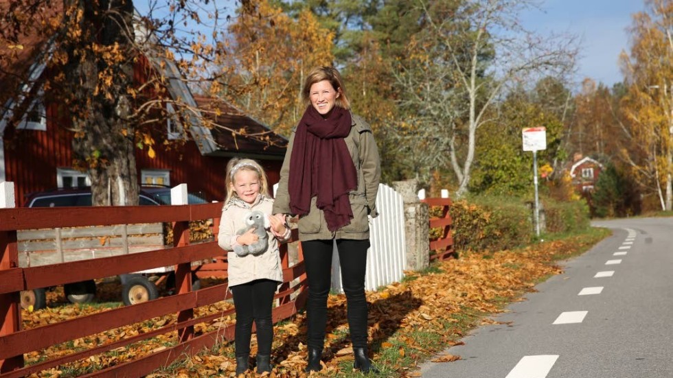 Carolina Andersson är en av återvändarna som flyttat tillbaka till Ulrika och bildat familj. Här tillsammans med fyraåriga dottern Signe Hörkell.
