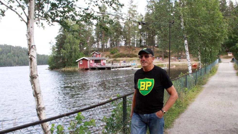 Det krävdes vattendom för att bygga bron till Valö. Siewert Johnssons svärfar Simon Carlsson deltog i det ideella arbetet.