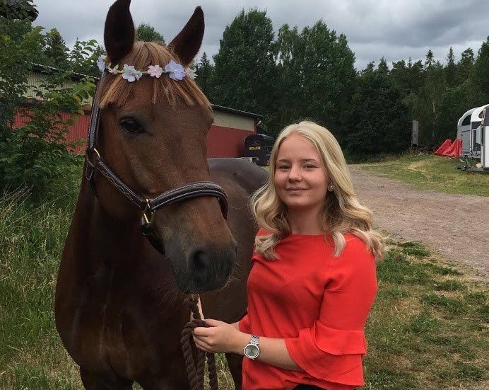 Linn Adolfsson älskar att tävla dressyr med ponnyn Mercury. I år fick hon årets  ungdomsstipendium av Mörlunda-Tveta hembygdsförening.