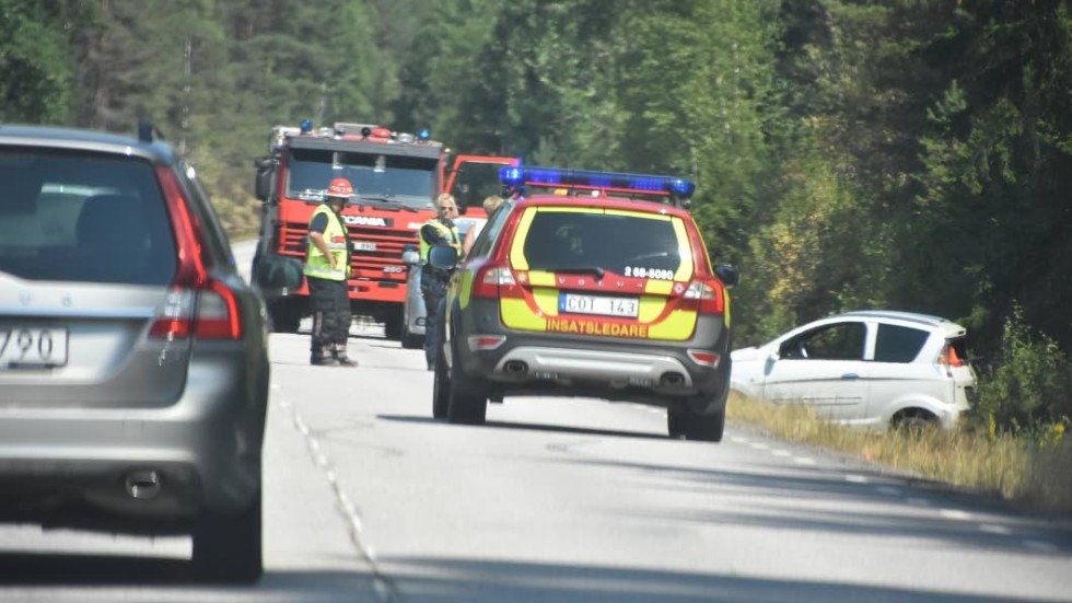 En bil med två personer i körde av vägen mellan Vimmerby och Tuna.