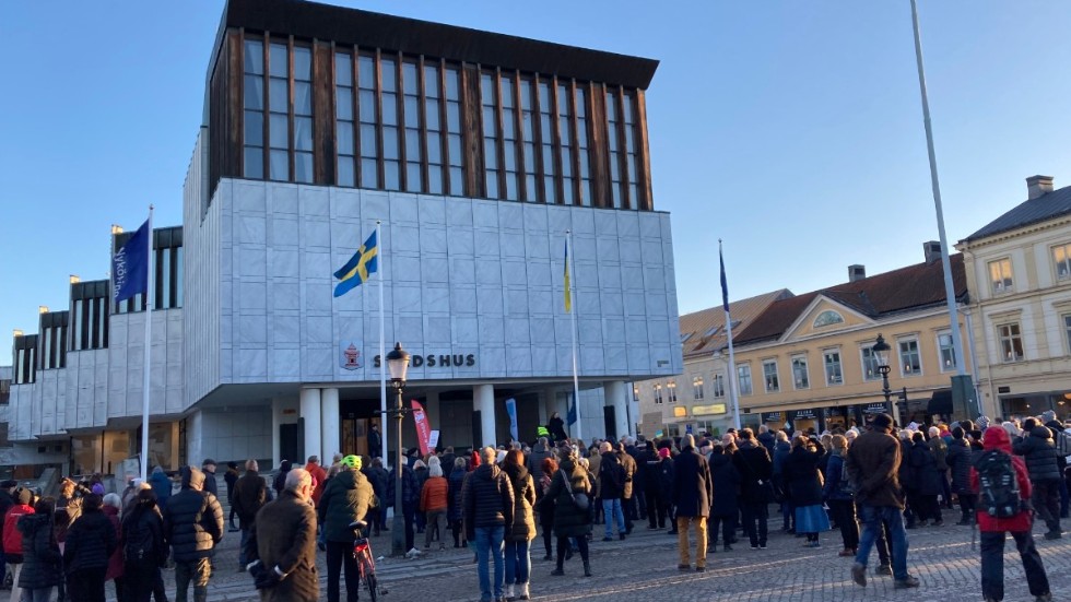 Det är småkallt, en onsdag i tidiga mars. Men Nyköpingsborna visar upp ett värmande engagemang för Ukraina, för fred och frihet.