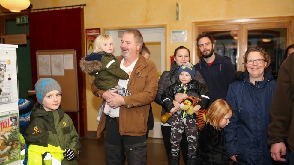Barnfamiljer på väg ut från Rimforsa bio efter att sett matinéfilmen, Bamse