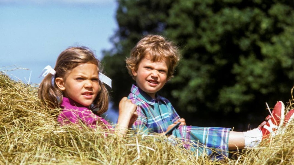 Somrar på Öland är ett nöje för både kungligheter och andra. Här kronprinsessan Victoria och prins Carl Philip på ett soligt hölass 1983.