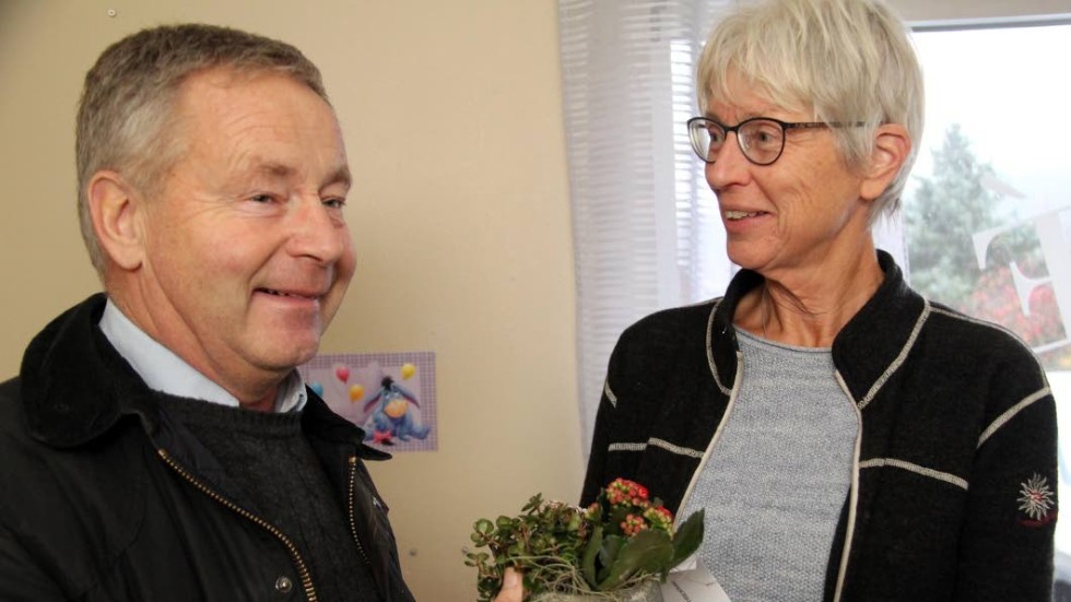 Björn Hoflund räckte över en blomma till miljöstipendiaten som representerades av Majlis Persson..