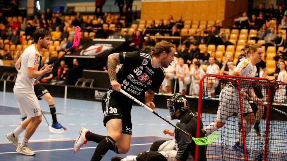 Martin Hovlund jagar fram i Libks match mot Höllviken i SSL. Linköpingslaget hämtade in 3–5 till 5–5, men föll i förlängning.