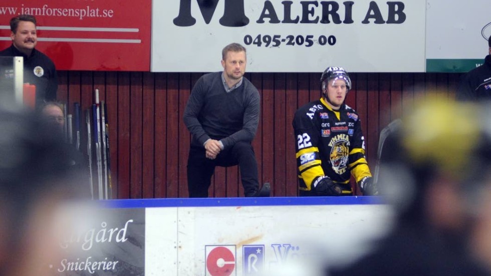 2015-16 var Daniel Eriksson head coach i Vimmerby Hockey.