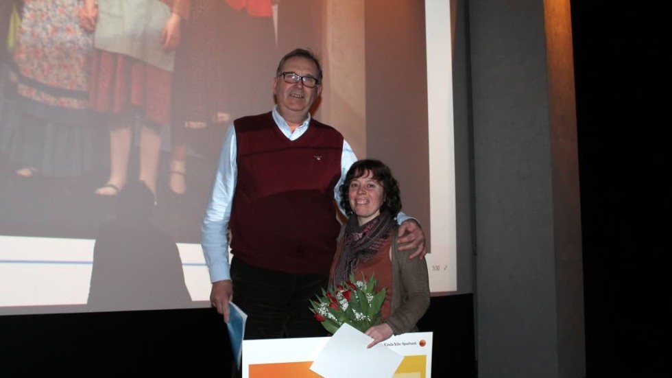 Kisa Rotaryklubb och deras ordförande Christer Segerstéen överraskade Ydre Kulturcentrum och deras ordförande Jenny Bragde Öhman med ett kulturpris.