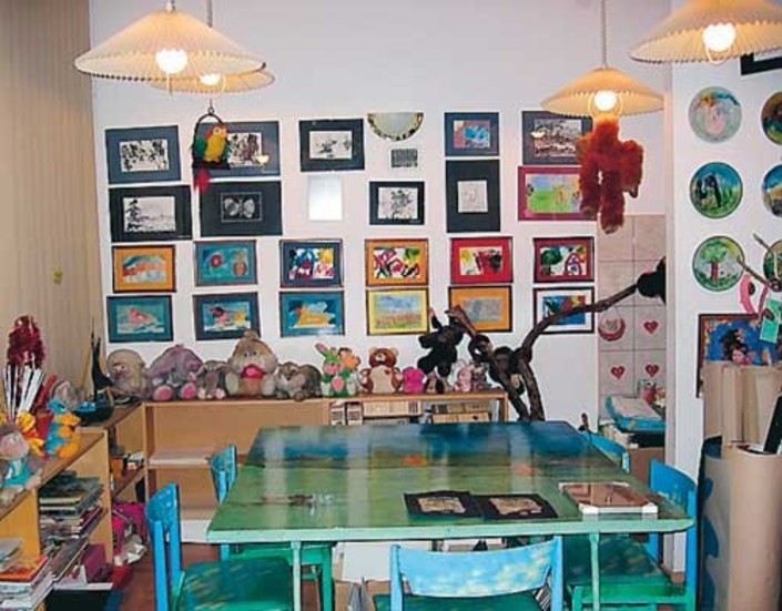 På barnhemmet hade barnet ett eget galleri, där de kunde måla och ställa ut sina alster.